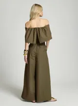 Pantalón palazzo de tiro alto color verde militar, de corte amplio y fluido, con pinzas en la cintura.