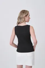 Musculosa sin mangas de poliamida, con cuello redondo y ajuste al cuerpo.