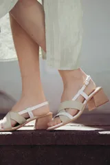 Sandalia de cuero con tiras anchas en color verde menta y blanco, taco de 6cm de altura y suela de madera.