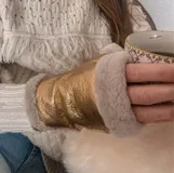 Guantes mitones negros de cuero con interior de piel sintética.