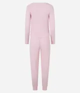 Pijama femenino largo de ribana color beige claro, compuesto por una blusa de manga larga con cuello redondo y detalle de botones frontales, y un pantalón largo de corte recto.