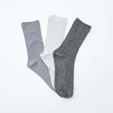 Lote de tres pares de medias de algodón acanaladas, una gris claro, una blanca y una gris oscuro.