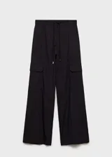 Pantalon cargo de corte recto y tiro medio, confeccionado en tejido fluido. Presenta cintura con elástico y cordón de ajuste, bolsillos laterales y bolsillos de parche con solapa en las piernas.