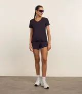 Short deportivo modelo runner de corte holgado, con cintura elástica ancha y bajo redondeado. Confeccionado en tejido técnico de secado rápido, ideal para actividades físicas.