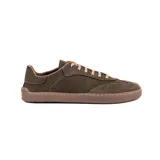 Championes de estilo barefoot color marrón, confeccionados en cuero natural. Presentan un diseño minimalista con suela plana, fina y flexible, puntera anatómica amplia y cordones al tono.