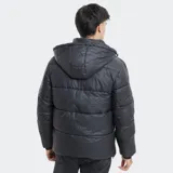 Campera puffer Reef de color gris, con diseño acolchado, cierre frontal completo, capucha desmontable y bolsillos laterales con cierre.