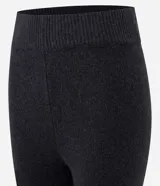 Pantalón legging confeccionado en tejido de punto con 6% de lana, cintura elástica y ajuste en los pies.