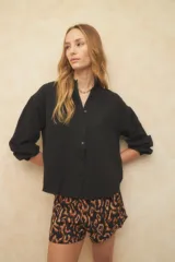 Camisa blanca texturizada de manga larga y cuello mao, con botones de nácar.