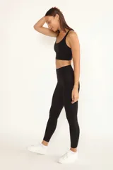 Calza deportiva negra de tiro alto.