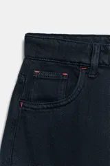 Jeans de tiro alto y estilo wide leg de Zara Woman Collection, confeccionados en denim negro con pespuntes en contraste. Presentan diseño de cinco bolsillos y cierre frontal con cremallera y botón.