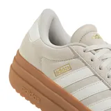 Championes Adidas modelo VL Court Bold con diseño de plataforma alta. Presentan una capellada de cuero en tono gris claro con las icónicas tres tiras laterales y detalles de marca en dorado. Cuentan con suela de goma color caramelo y cierre mediante cordones.