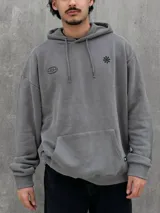 Canguro gris con capucha ajustable con cordones, bolsillo tipo canguro y puños y bajo acanalados.