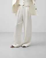 Pantalón de vestir de lino y viscosa color blanco, corte palazzo, con trabillas, pinzas delanteras, bolsillos laterales y bolsillos de vivo en la espalda.