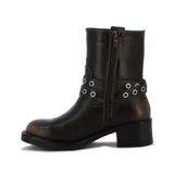 Botas de caña baja color marrón oscuro, con puntera redondeada y taco cuadrado. Presentan dos correas con hebillas metálicas plateadas alrededor del tobillo y ojales metálicos.