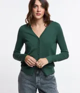 Cardigan de punto color verde oscuro, con escote en V, manga larga y cierre frontal con botones.