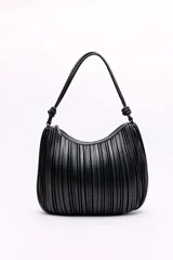 Bolso tipo hobo Daniel Cassin modelo Bolden, color negro, con diseño plisado y asa de hombro con nudos decorativos en los extremos.