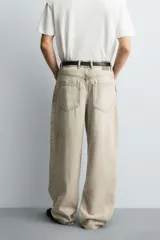 Jeans de corte holgado y amplio en toda la pierna, tiro medio. Tejido rígido con estampado a cuadros con efecto lavado. Cuenta con cinco bolsillos y cierre frontal con cremallera y botón.