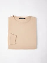 Buzo de felpa color beige, de cuello redondo y mangas largas con puños acanalados.