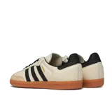 Championes Adidas Samba Og color beige con detalles en negro y suela de goma marrón.