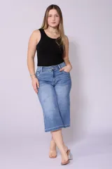 Bermuda de jean azul de corte ancho con licra.