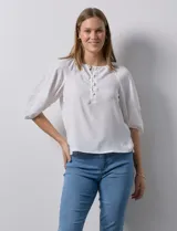 Blusa blanca de gasa marca Sioni, con cuello a la base y escote en V con botones.