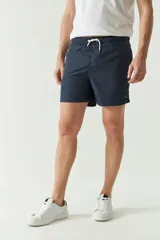 Short de baño liso con cintura elástica y cordón ajustable. Cuenta con dos bolsillos laterales, un bolsillo trasero y logo bordado. Confeccionado en tela ligera de secado rápido.