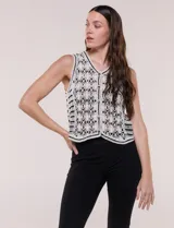 Chaleco de crochet color blanco con detalles en negro, escote en V y cierre frontal con botones.