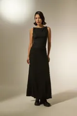 Pollera larga de corte recto y cintura elástica, confeccionada en tejido negro con textura de franjas horizontales.