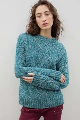 Buzo de lana con diseño de trenzas y ochos, de cuello redondo y calce holgado.