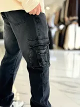 Pantalón cargo de jean estilo oversize, color celeste, con bolsillos laterales con solapa y corte recto.