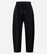 Pantalón de corte barrel con piernas anchas y cintura cónica, confeccionado en tejido de modal con acabado liso. Presenta cintura elástica con lazo ajustable y diseño fluido.