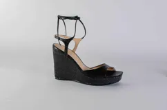 Sandalias de plataforma con taco corrido revestido en yute, confeccionadas en cuero color lila. Presentan diseño de puntera abierta y tiras largas para atar alrededor del tobillo.