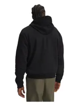 Hoodie Under Armour de color negro con capucha y cordones ajustables. Presenta un estampado gráfico frontal con el nombre de la marca en efecto camuflaje gris y el logo en color amarillo lima. Cuenta con un bolsillo tipo canguro y puños y bajo acanalados.