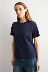 Remera azul marino de manga corta, corte recto y cuello redondo, con detalle de aplicación bordada de flores de crochet en el lateral inferior.