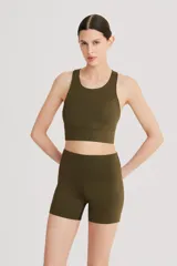 Top deportivo color verde militar, de cintura ancha y breteles cruzados en la espalda.