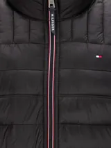 Campera acolchada negra de Tommy Hilfiger, con cuello alto, cierre frontal con cremallera y dos bolsillos laterales con cremallera. Logo de Tommy Hilfiger bordado en el pecho.