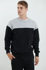 Sweater deportivo de hombre con escote redondo, diseño colorblock con la parte superior en gris claro y el cuerpo y mangas en negro. Presenta puños y cintura elastizados.