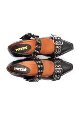 Zapato tipo Mary Jane de cuero con estampado de rosas y patrón de cuadros, con doble tira con hebillas metálicas y suela plana negra.