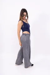 Body azul marino de algodón con corte clásico y escote redondo.