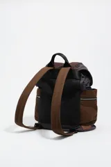 Mochila de estructura blanda confeccionada en nylon color marrón con estampado de cuadros tipo tartán. Presenta bolsillos laterales con cierre, solapa superior con bolsillo frontal y un detalle de cordón elástico en color verde neón.