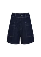 Bermuda de jean azul oscuro, tiro alto, corte recto, con bolsillos delanteros y traseros.