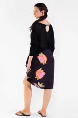 Sweater negro de punto con escote bote y mangas largas de corte holgado.