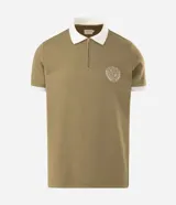 Polo de manga corta color azul marino con cuello y bordes de mangas en color blanco. Presenta cierre frontal parcial y escudo bordado en el pecho.