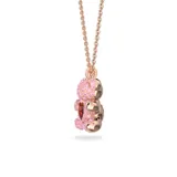 Colgante con dije de osito tridimensional cubierto de cristales rosados en técnica Pointiage®, con un cristal central en forma de corazón suspendido que se mueve con la luz. Cuenta con una cadena de eslabones con baño en tono oro rosa.