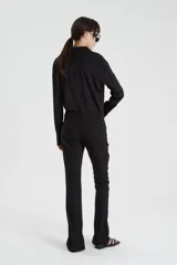 Pantalón negro de corte recto con bolsillos laterales y traseros.