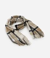 Bufanda de punto suave con estampado de cuadros en tonos beige, blanco y negro, con terminaciones de flecos en los extremos.