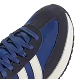 Championes urbanos Adidas Run 70 2.0, con diseño retro inspirado en los años 70. Presentan una combinación de tonos azules en el exterior, con las icónicas tres tiras laterales en blanco y detalle en rojo en el talón. Incorporan tecnología de amortiguación Cloudfoam en la entresuela para mayor confort.