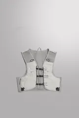 Chaleco deportivo técnico y ligero de color gris, diseñado con tejido de malla transpirable, múltiples bolsillos frontales elásticos, cierres de cordón ajustable y detalles reflectantes, ideal para running y actividades al aire libre.
