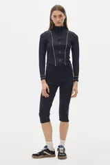 Calza capri negra de tiro alto con protección UV factor 50 y detalle de línea blanca en los laterales.