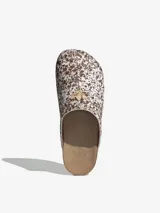 Sandalias Adidas Adimule tipo mule, con diseño slip-on, capellada de cuero con estampado tipo animal print de manchas marrones sobre fondo blanco, suela de corcho y base de goma.